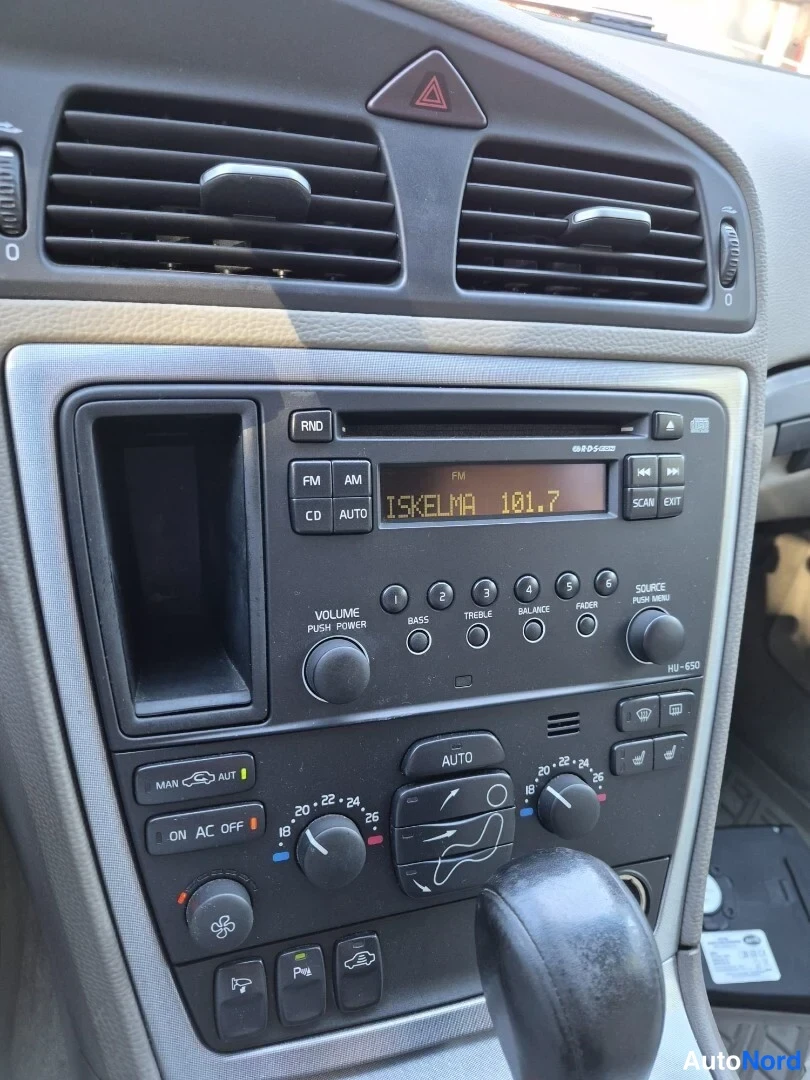 Sininen Volvo V70 2008, ohjaamo, kuva 13