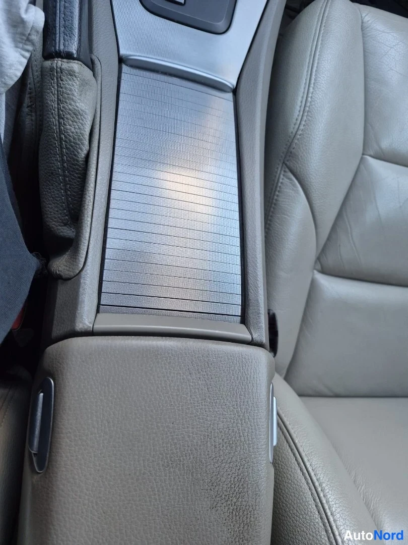 Sininen Volvo V70 2008, yksityiskohta, kuva 25