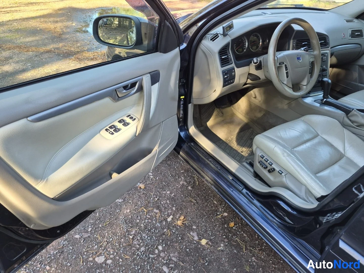 Sininen Volvo V70 2008, ohjaamo, kuva 10