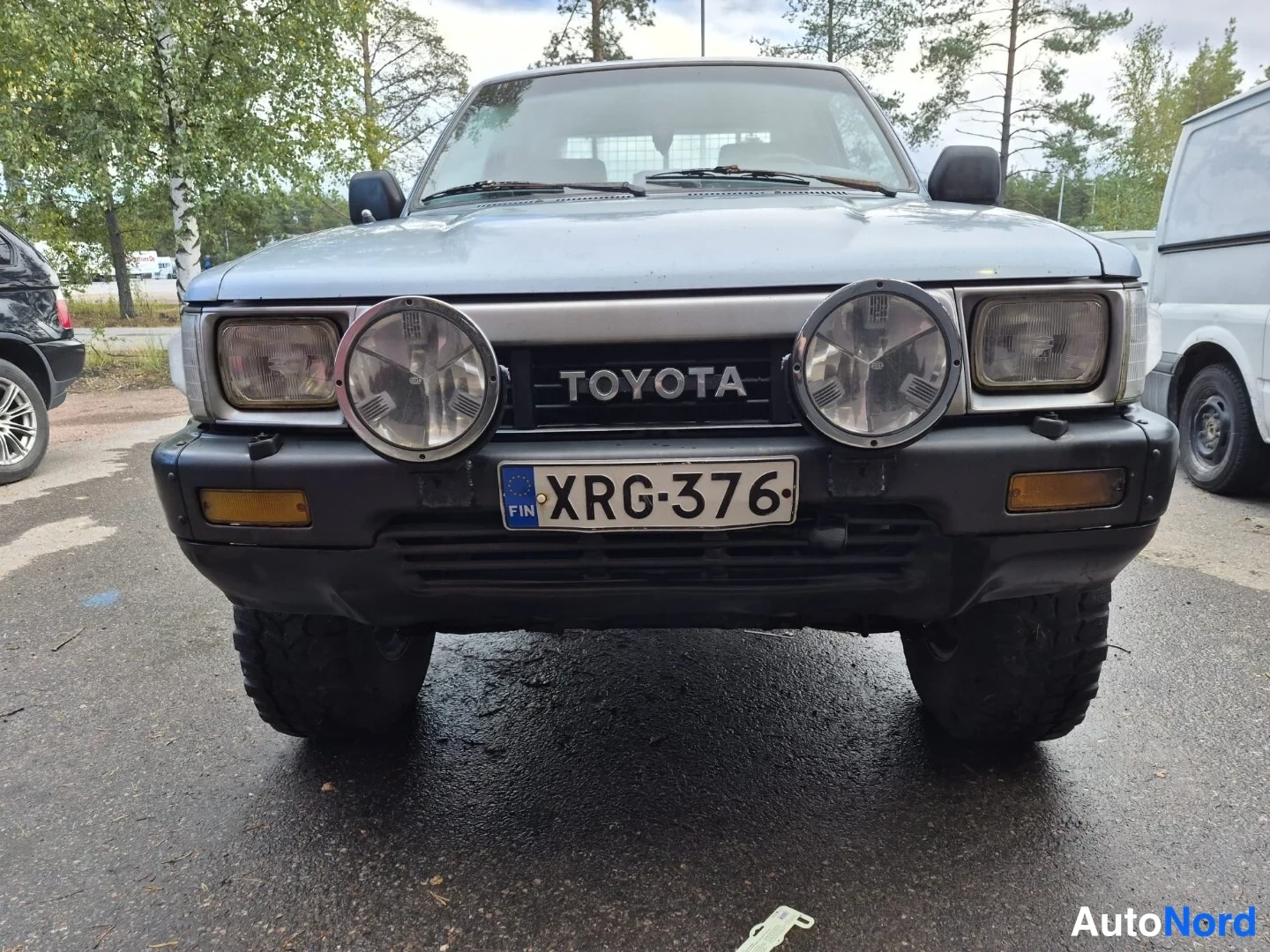 Sininen Toyota Hilux 1990, edestä, kuva 7