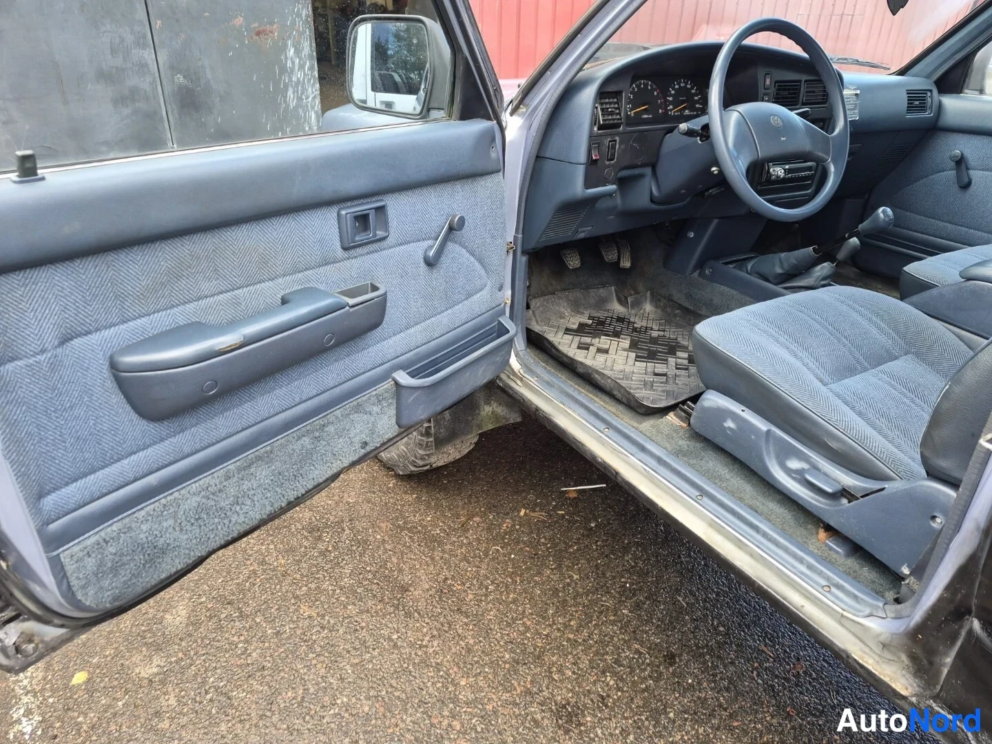 Sininen Toyota Hilux 1990, ohjaamo, kuva 17