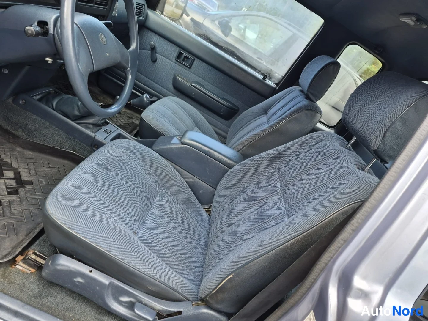 Sininen Toyota Hilux 1990, etuistuimet, kuva 20