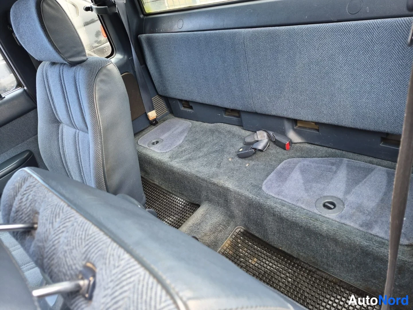 Sininen Toyota Hilux 1990, takaistuimet, kuva 21