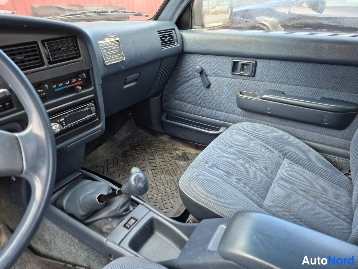 Sininen Toyota Hilux 1990, ohjaamo, kuva 19