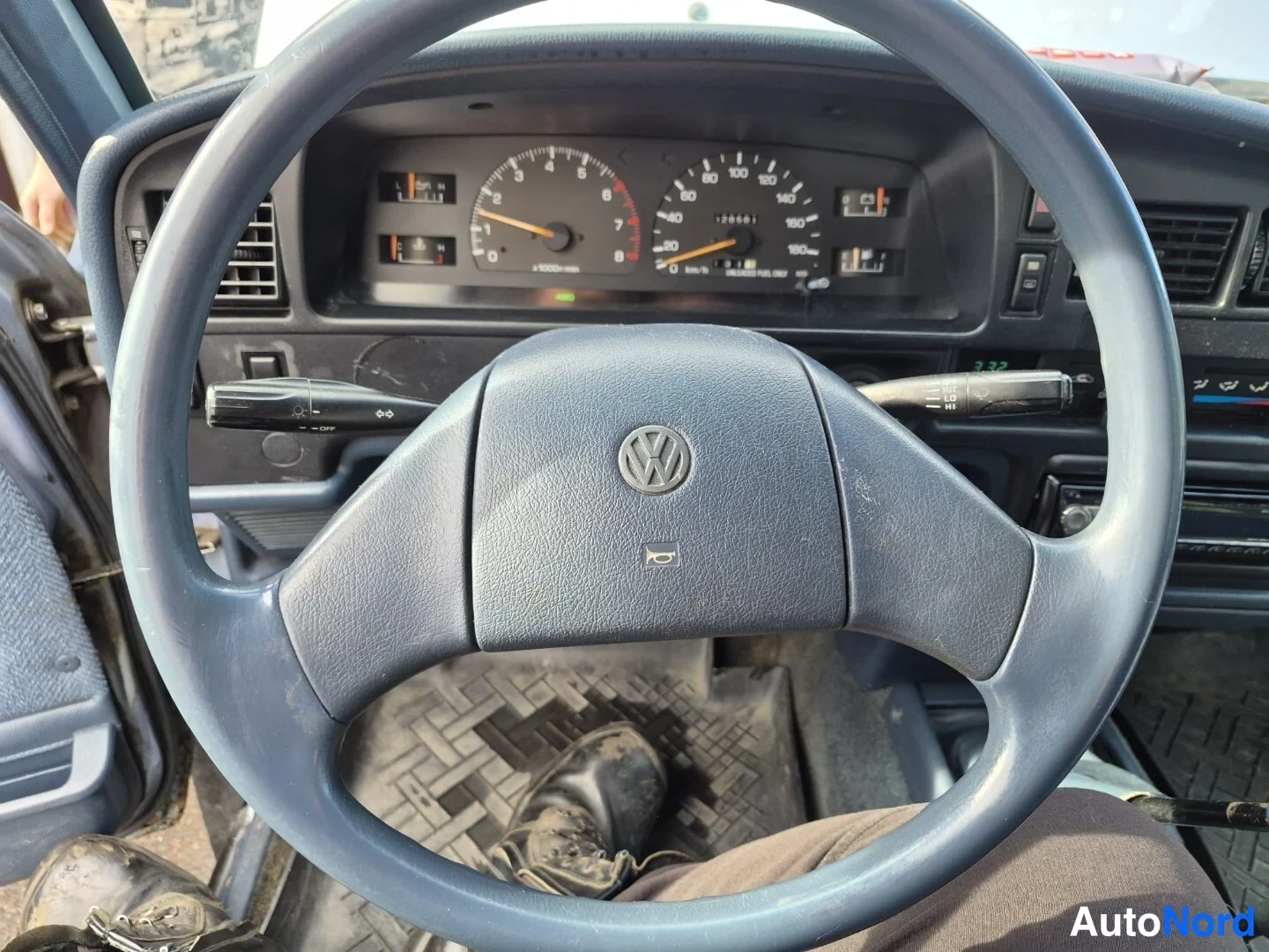 Sininen Toyota Hilux 1990, kuva 34