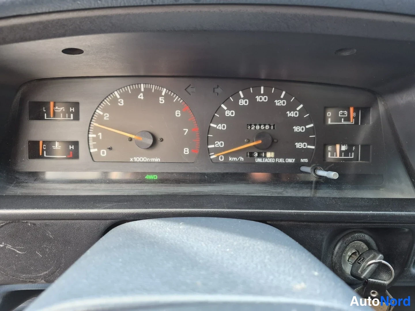 Sininen Toyota Hilux 1990, kuva 35