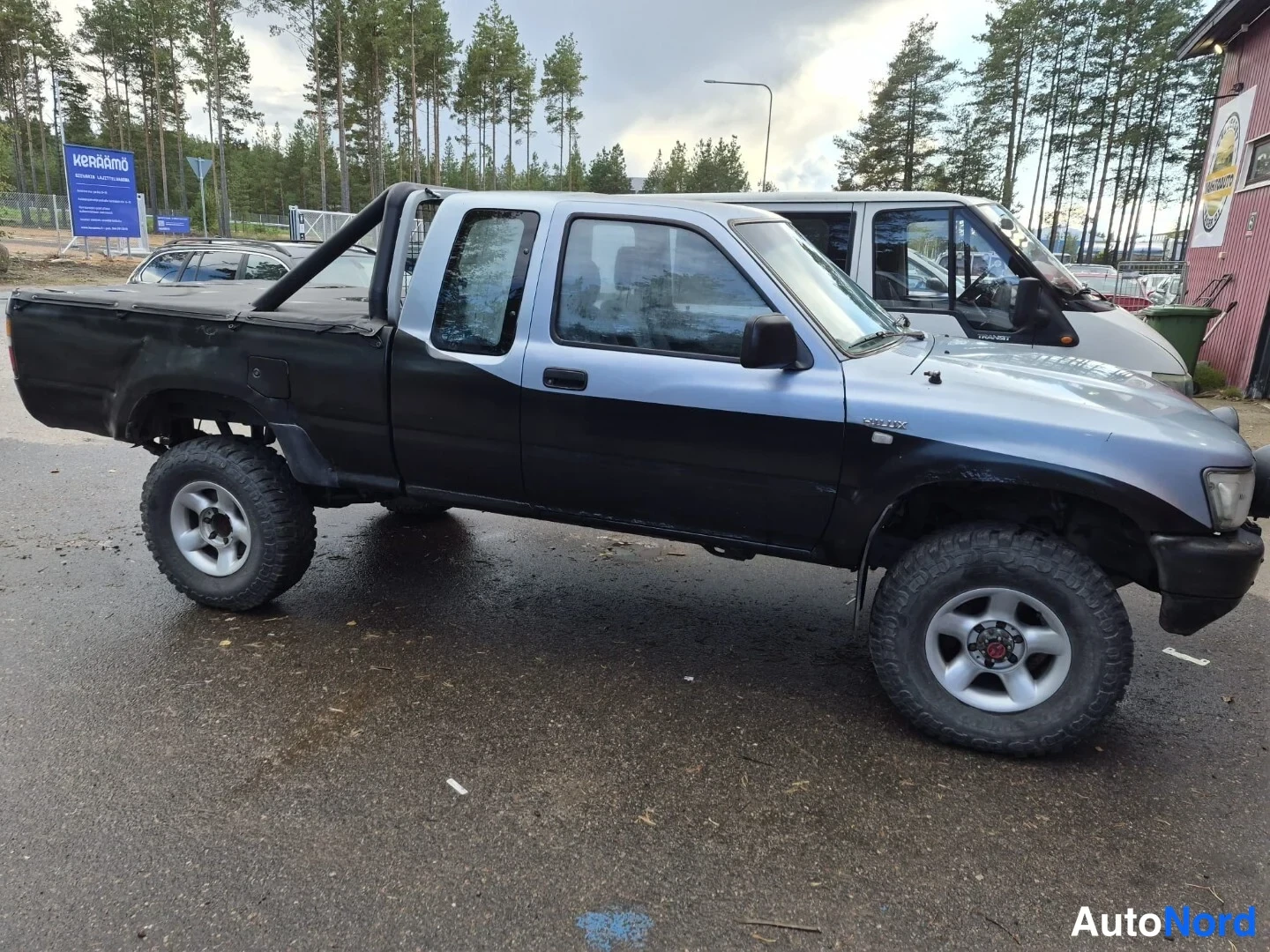 Sininen Toyota Hilux 1990, etuviisto, keula oikealle, kuva 5