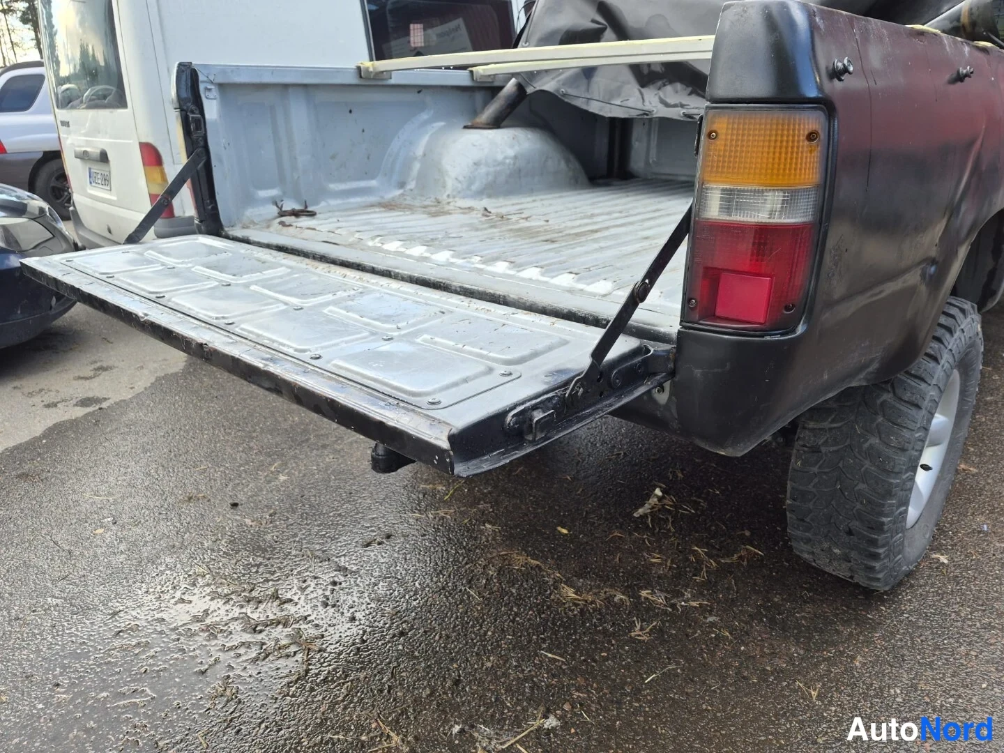 Sininen Toyota Hilux 1990, tavaratila, kuva 23