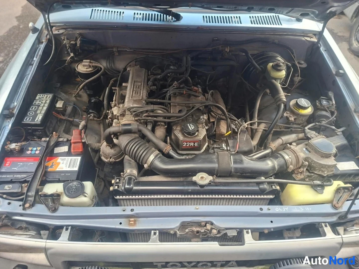 Sininen Toyota Hilux 1990, moottoritila, kuva 26