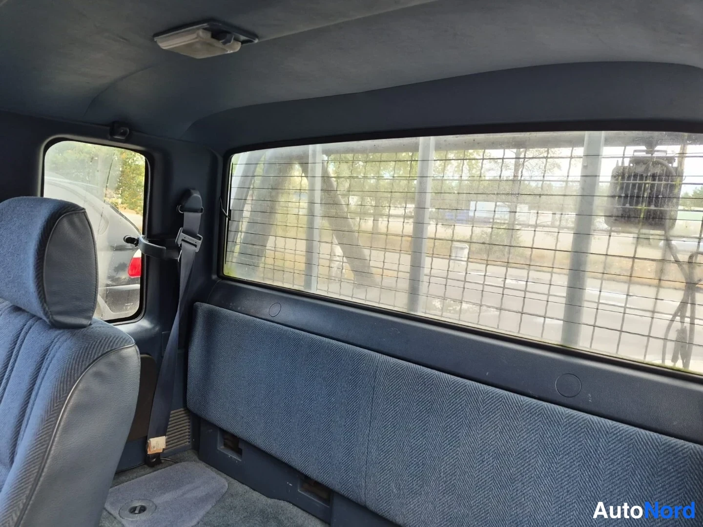 Sininen Toyota Hilux 1990, takaistuimet, kuva 22