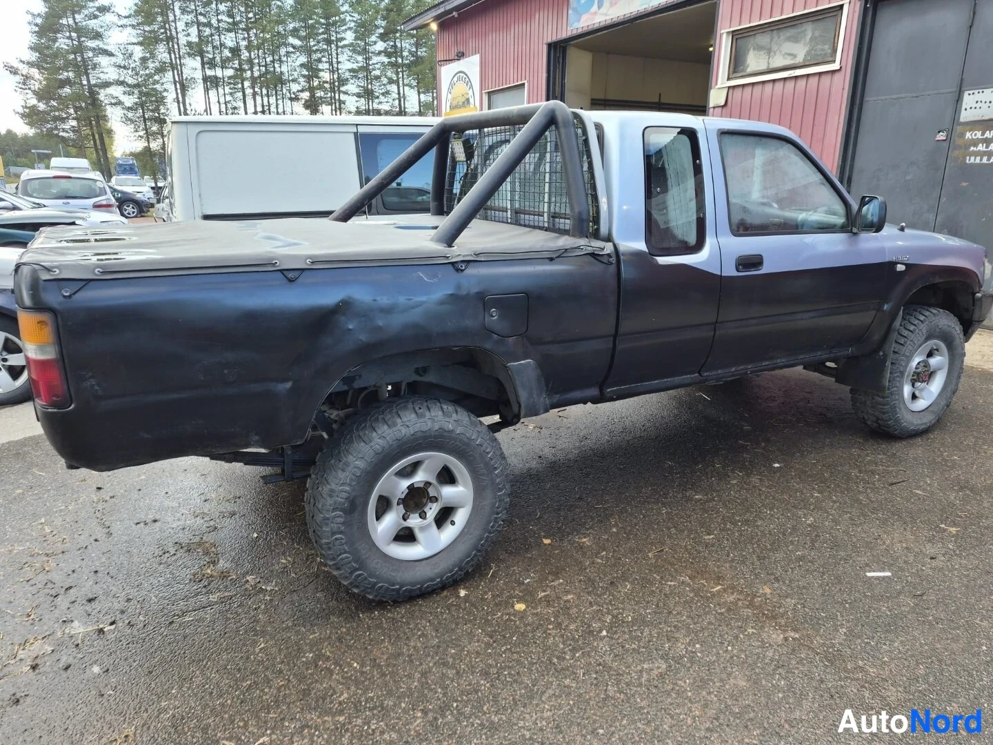 Sininen Toyota Hilux 1990, kuva 33