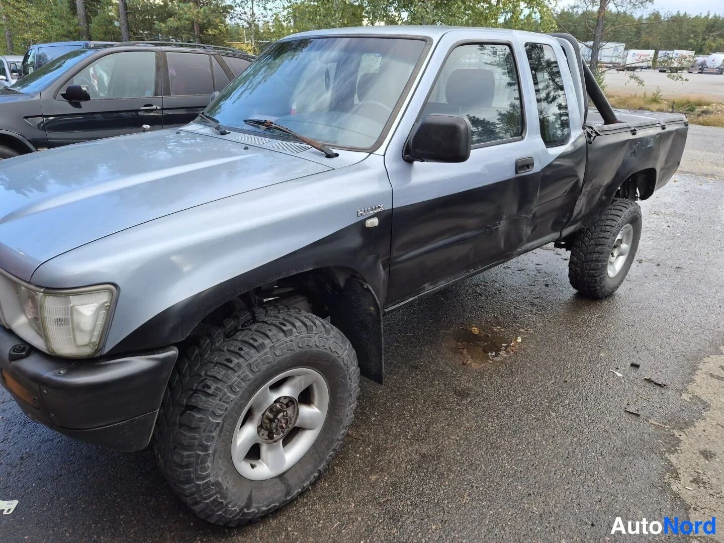 Sininen Toyota Hilux 1990, etuviisto, keula vasemmalle, kuva 3