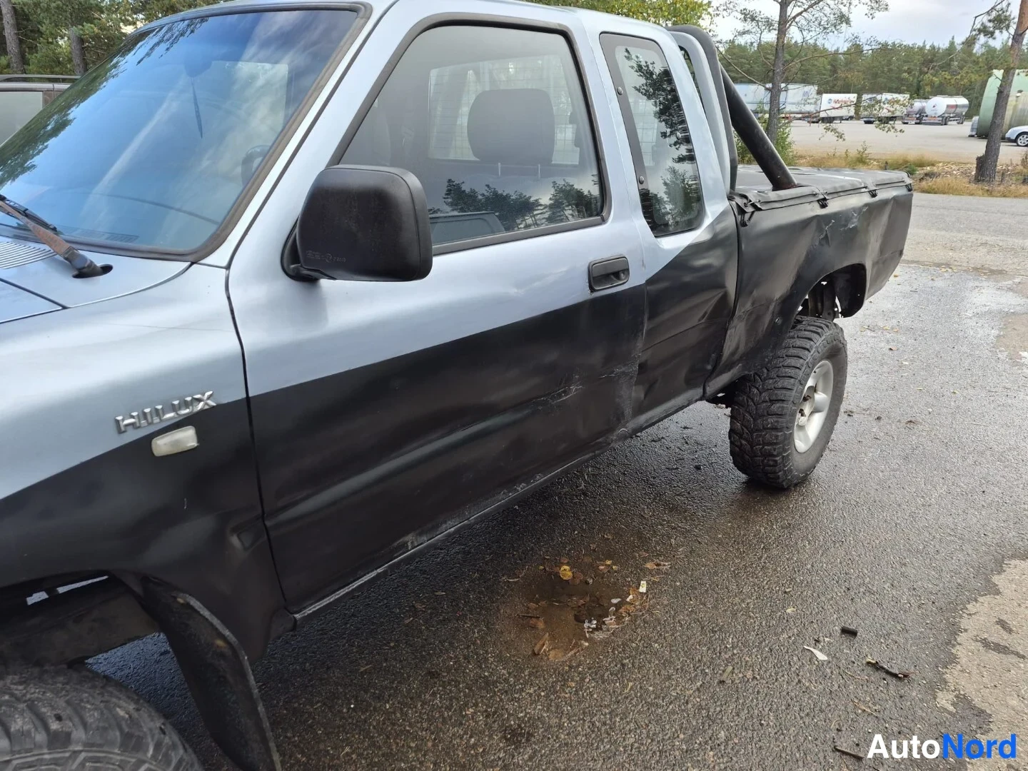 Sininen Toyota Hilux 1990, etuviisto, keula vasemmalle, kuva 2