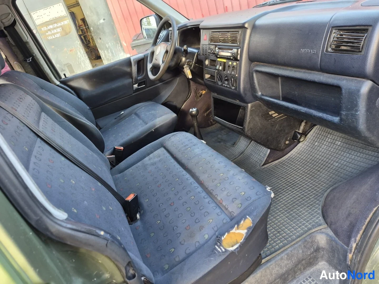 Vihreä Volkswagen Caravelle 2003, ohjaamo, kuva 13