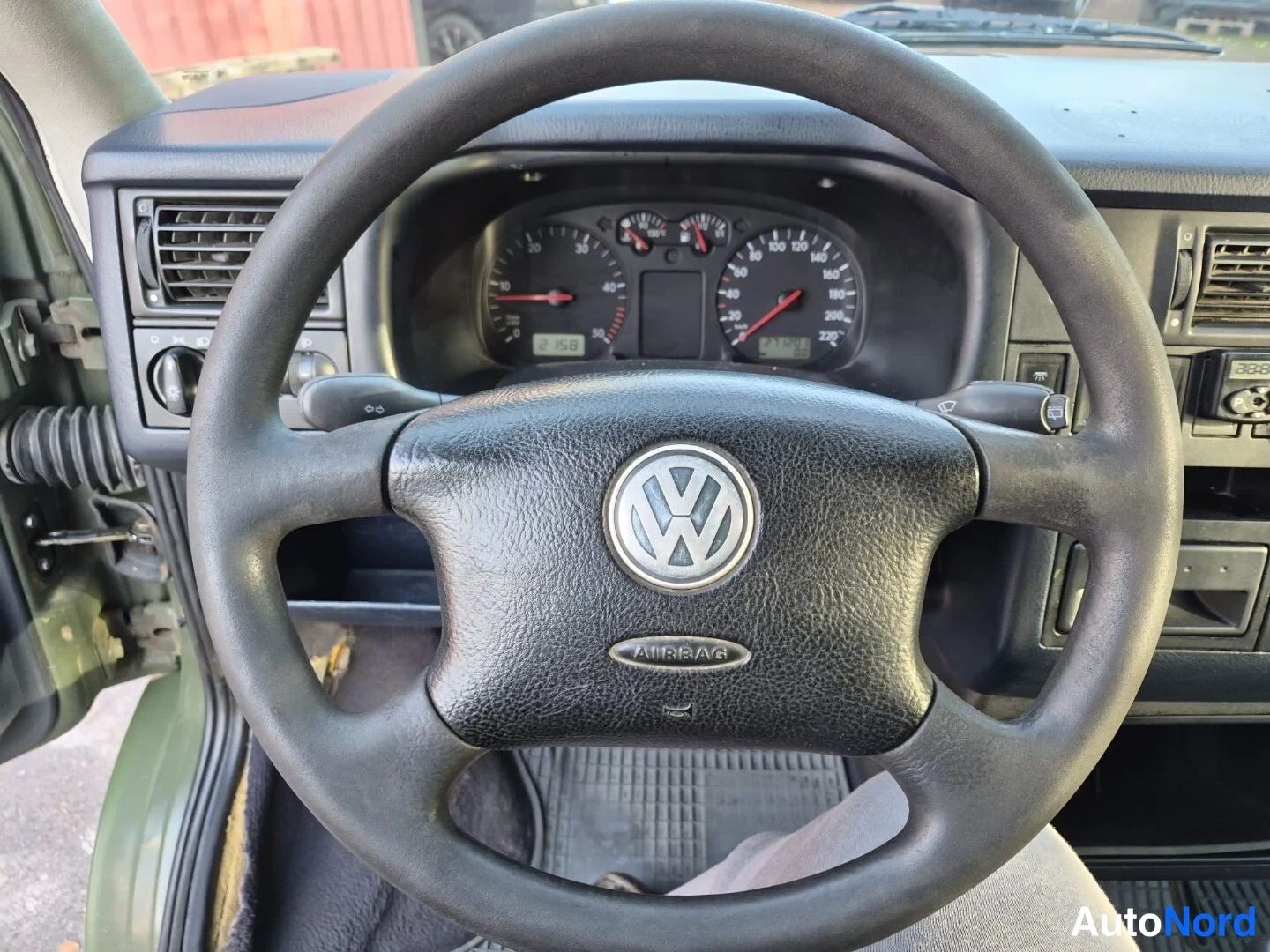 Vihreä Volkswagen Caravelle 2003, yksityiskohta, kuva 26