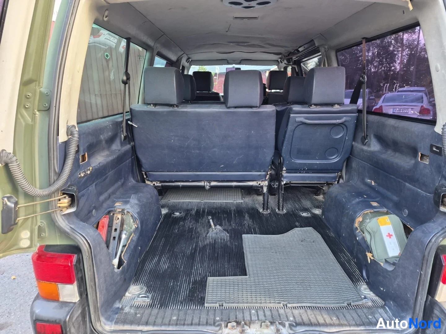 Vihreä Volkswagen Caravelle 2003, tavaratila, kuva 23