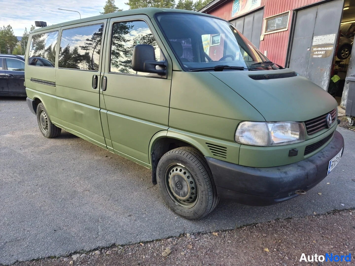 Vihreä Volkswagen Caravelle 2003, etuviisto, keula oikealle, kuva 3