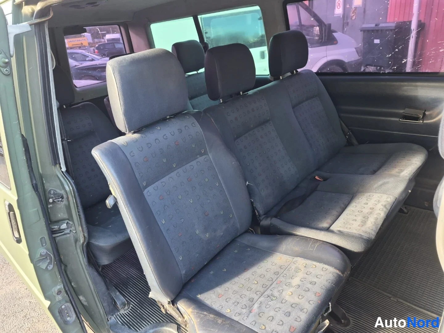 Vihreä Volkswagen Caravelle 2003, takaistuimet, kuva 21