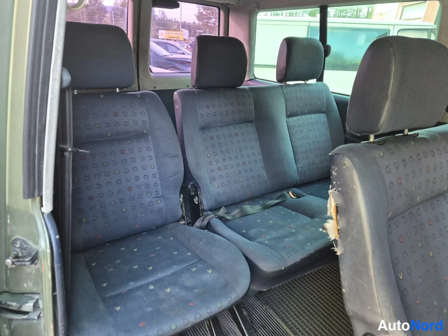 Vihreä Volkswagen Caravelle 2003, takaistuimet, kuva 20