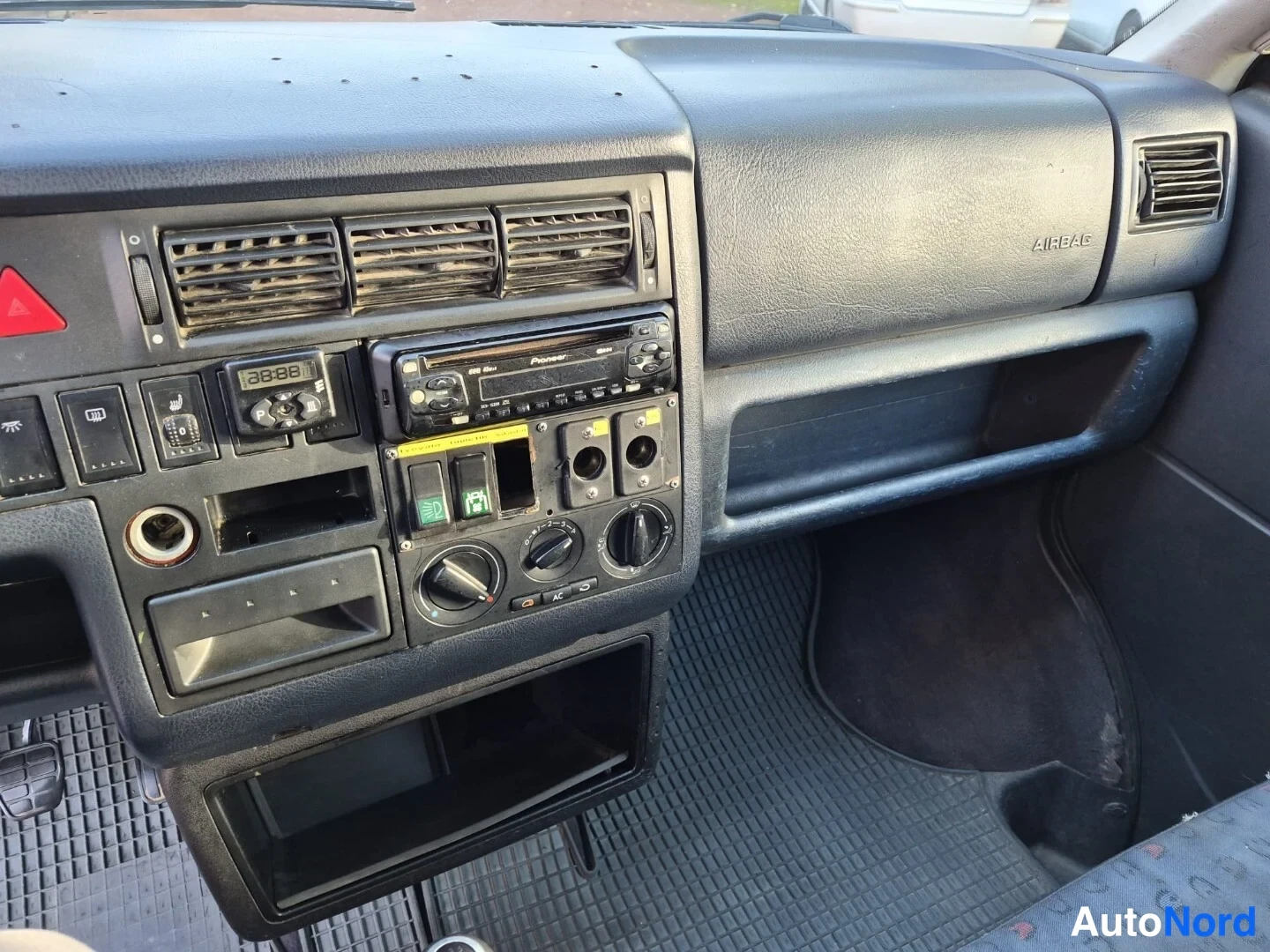 Vihreä Volkswagen Caravelle 2003, ohjaamo, kuva 14