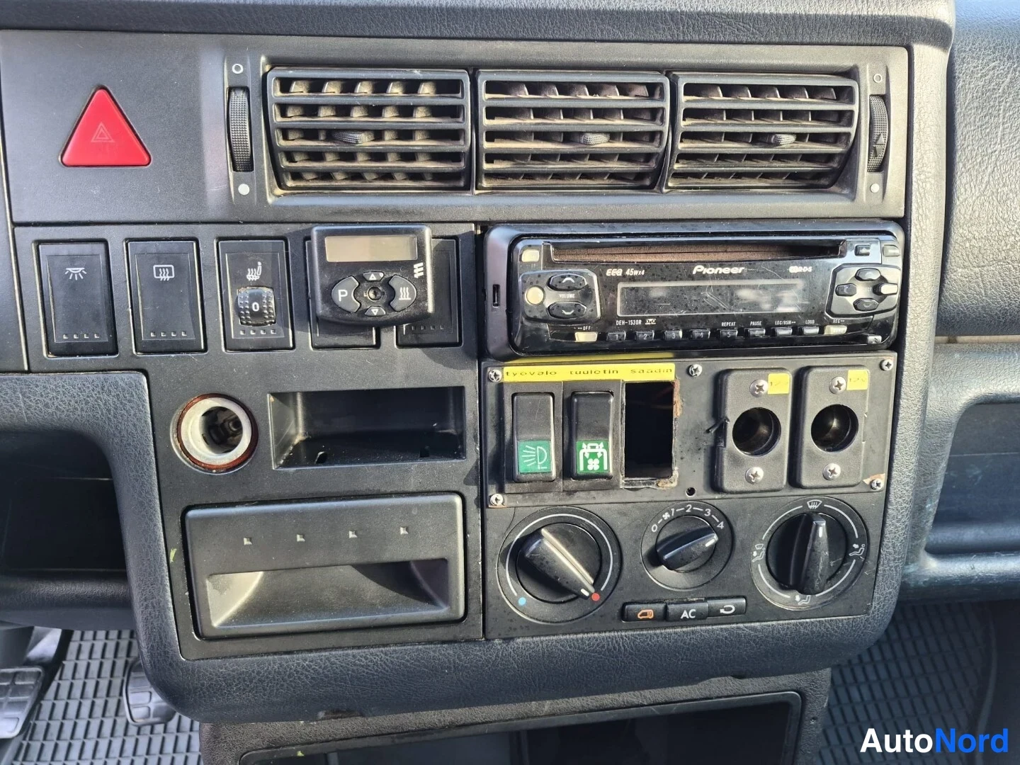 Vihreä Volkswagen Caravelle 2003, ohjaamo, kuva 15