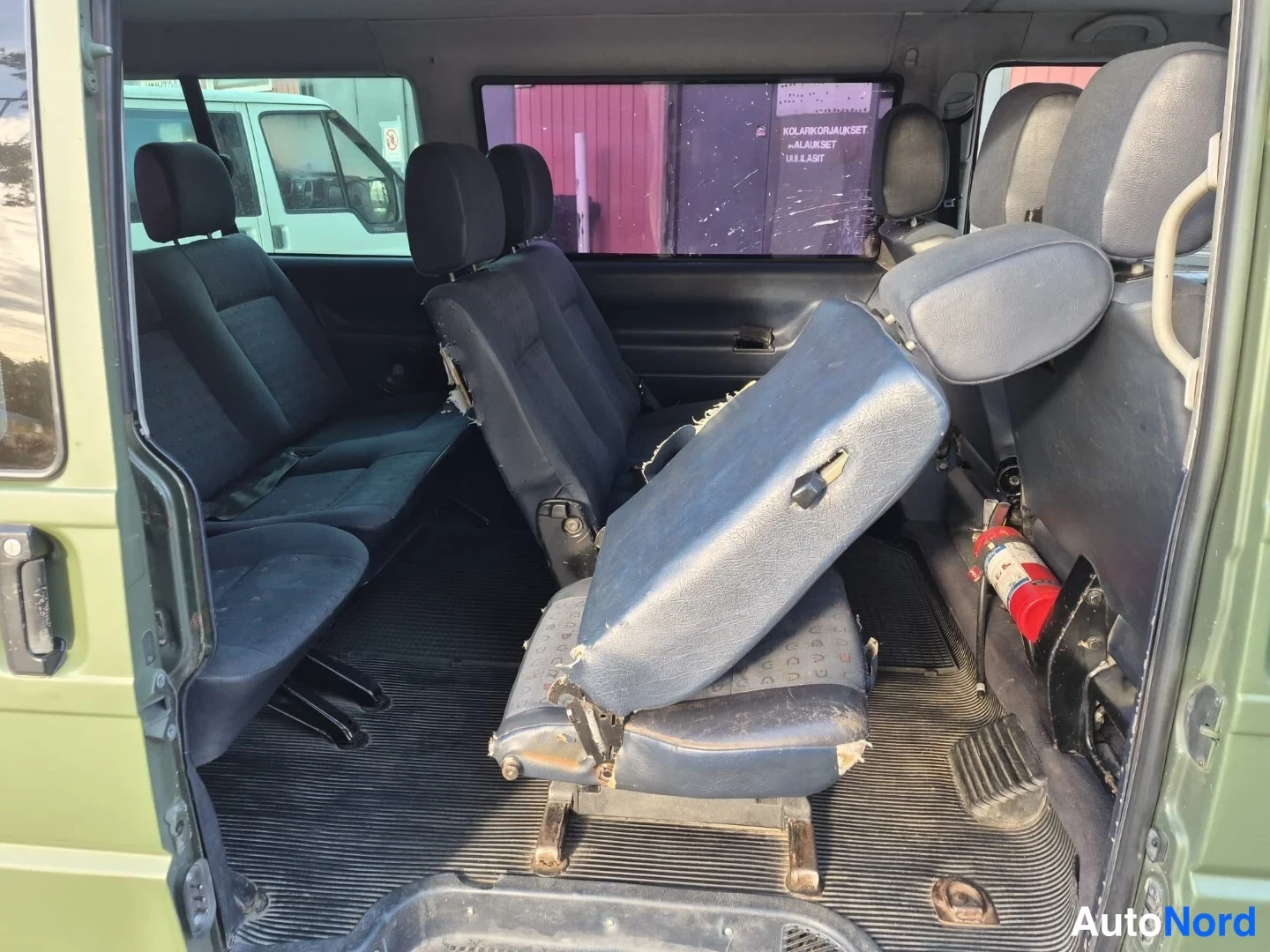 Vihreä Volkswagen Caravelle 2003, takaistuimet, kuva 18