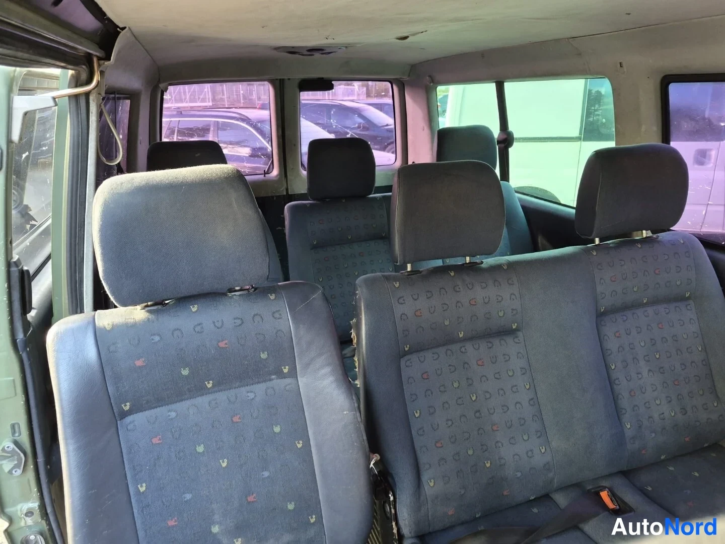 Vihreä Volkswagen Caravelle 2003, takaistuimet, kuva 19