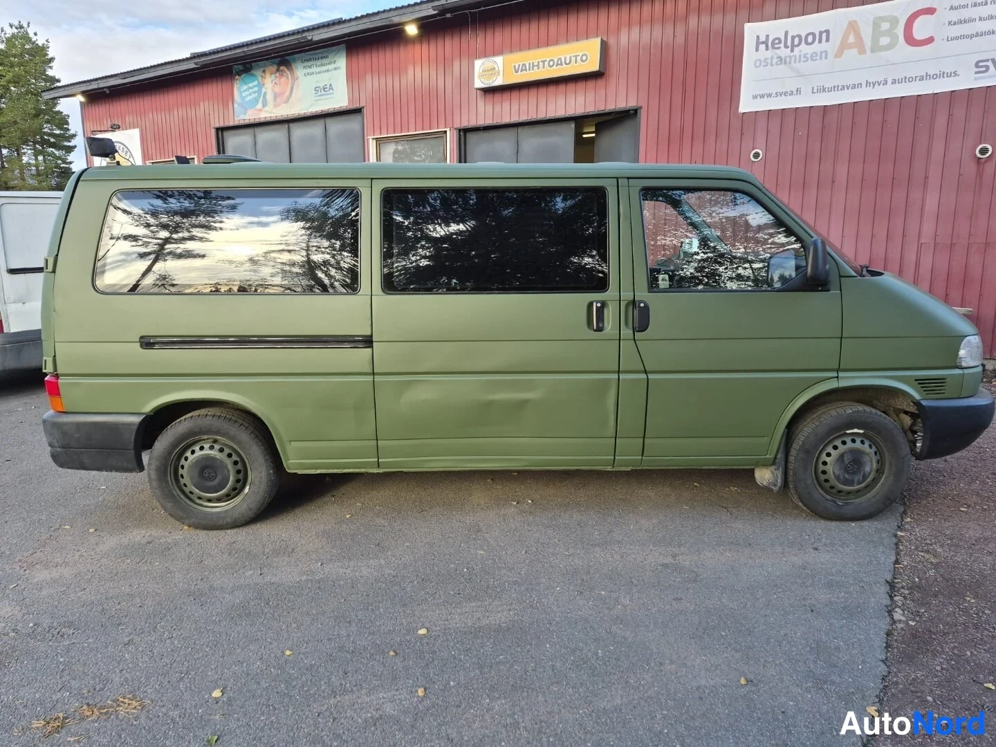 Vihreä Volkswagen Caravelle 2003, etuviisto, keula oikealle, kuva 4