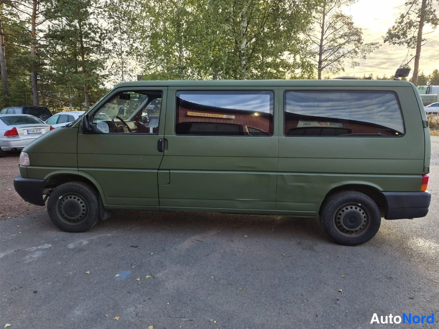 Vihreä Volkswagen Caravelle 2003, etuviisto, keula vasemmalle, kuva 2