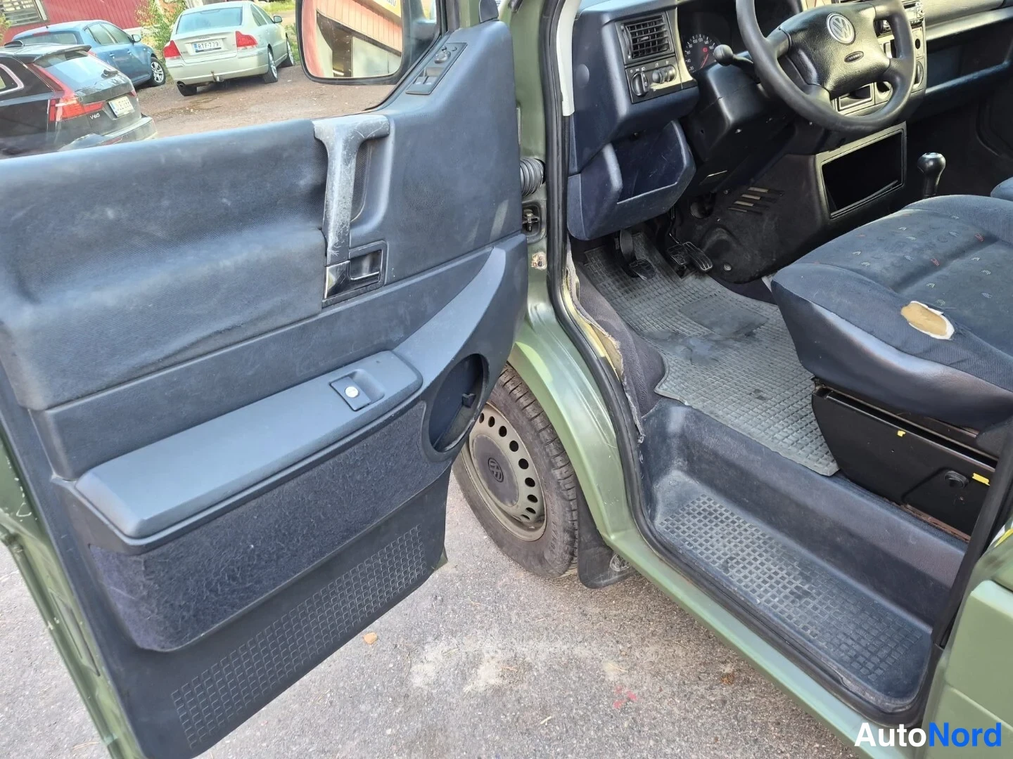 Vihreä Volkswagen Caravelle 2003, ohjaamo, kuva 12