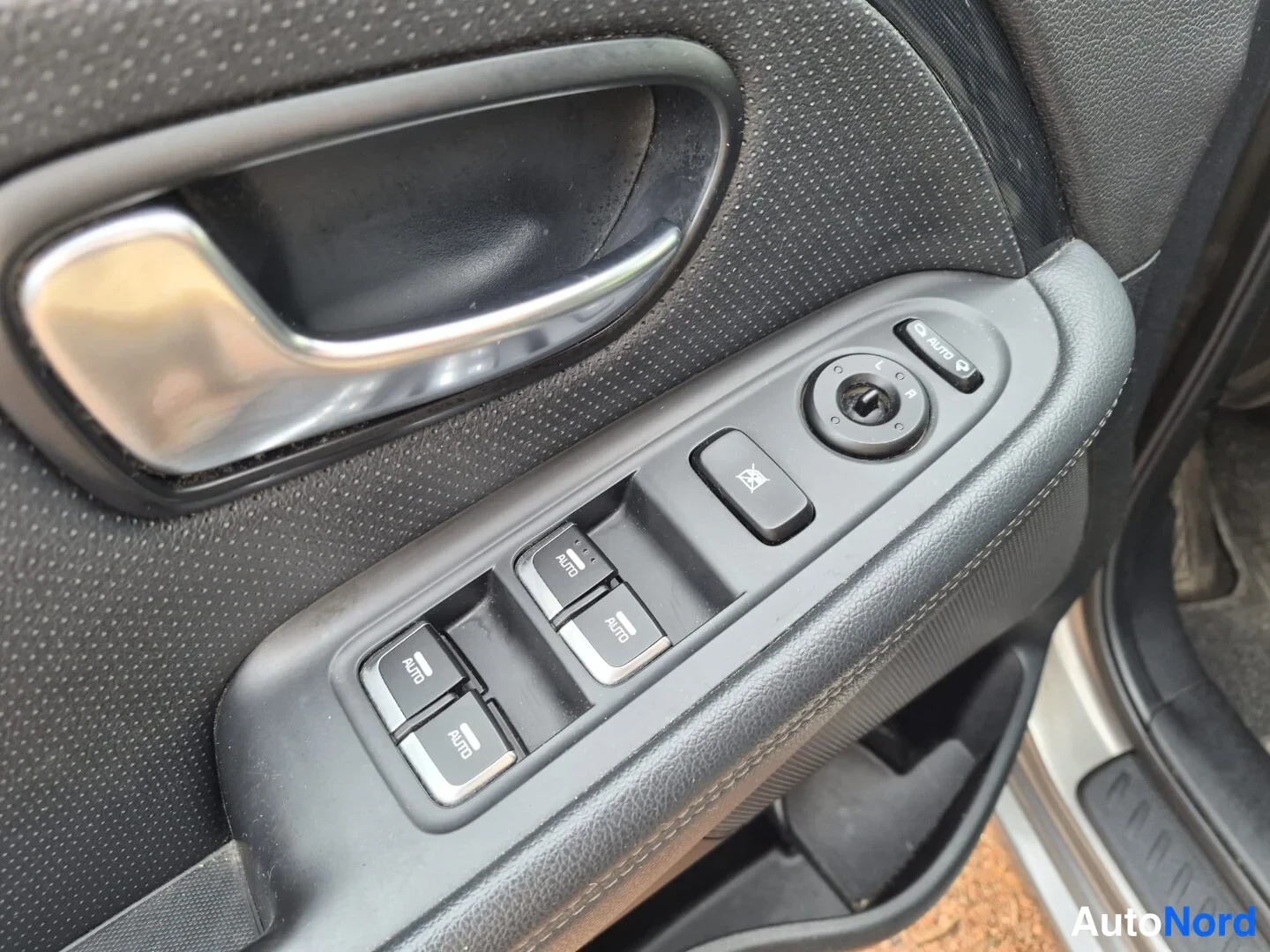 Harmaa Kia Carens 2015, yksityiskohta, kuva 24