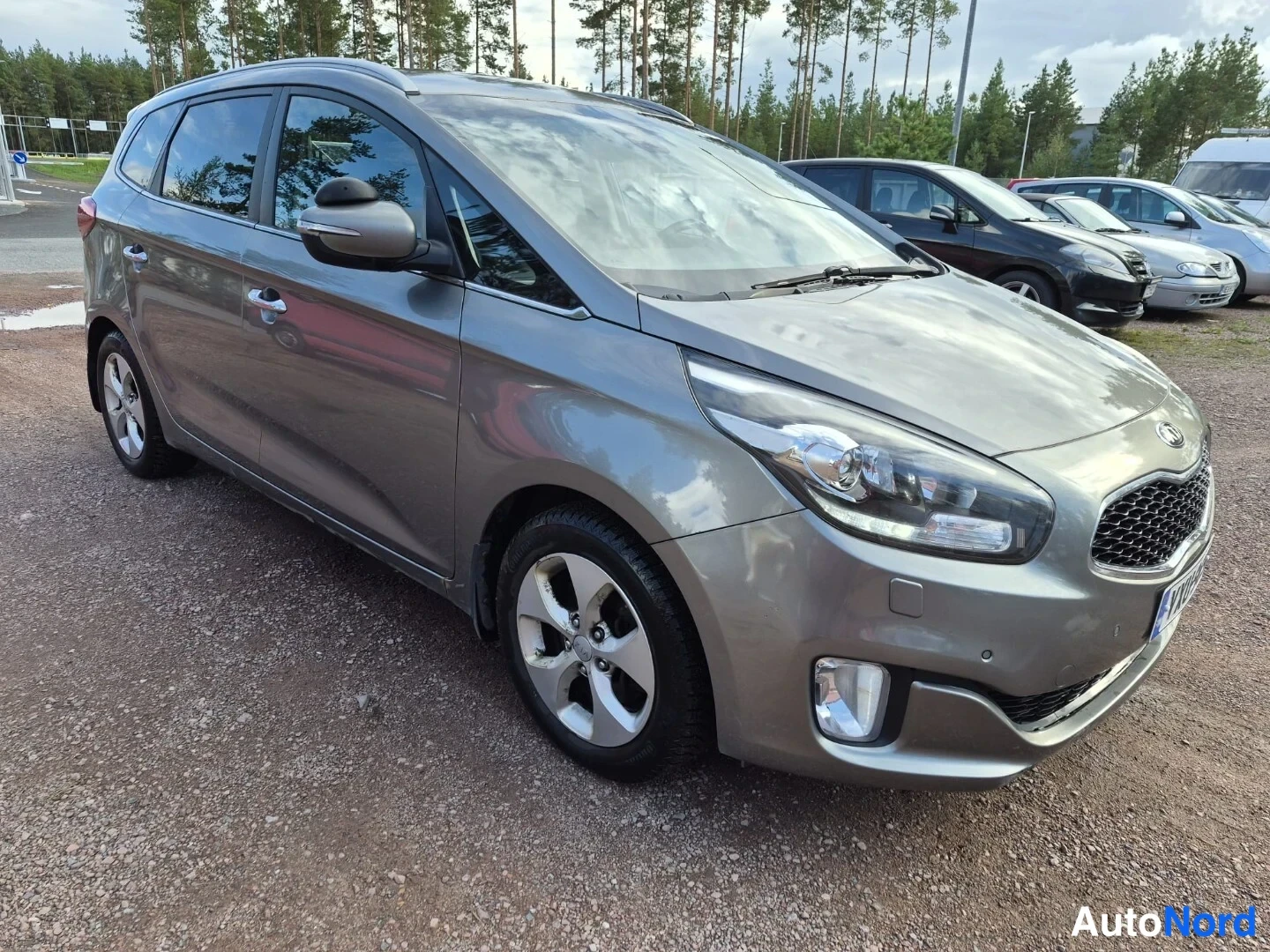 Harmaa Kia Carens 2015, etuviisto, keula oikealle, kuva 3