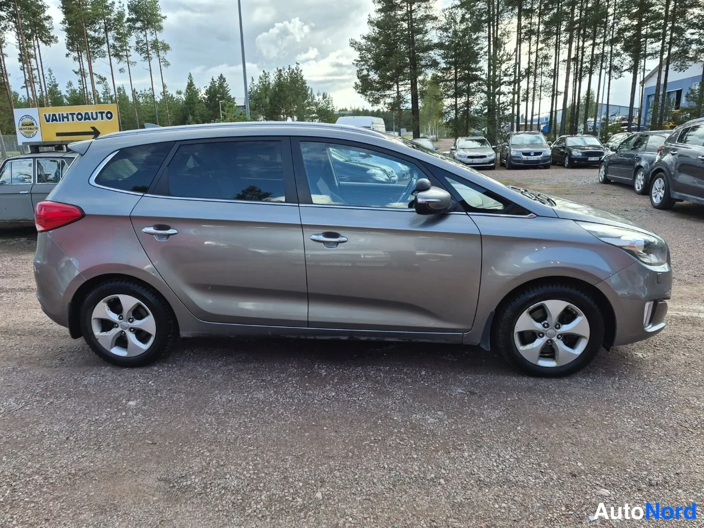 Harmaa Kia Carens 2015, etuviisto, keula oikealle, kuva 4