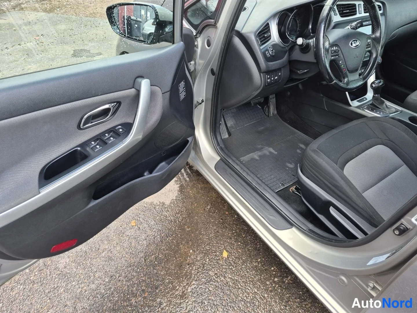 Beige Kia Ceed 2012, etuistuimet, kuva 13