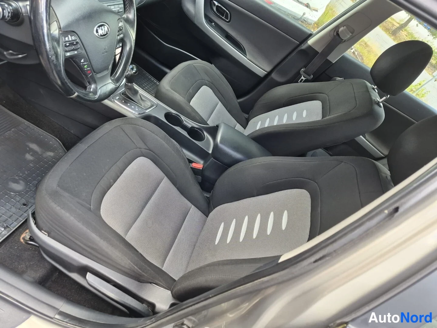 Beige Kia Ceed 2012, etuistuimet, kuva 14