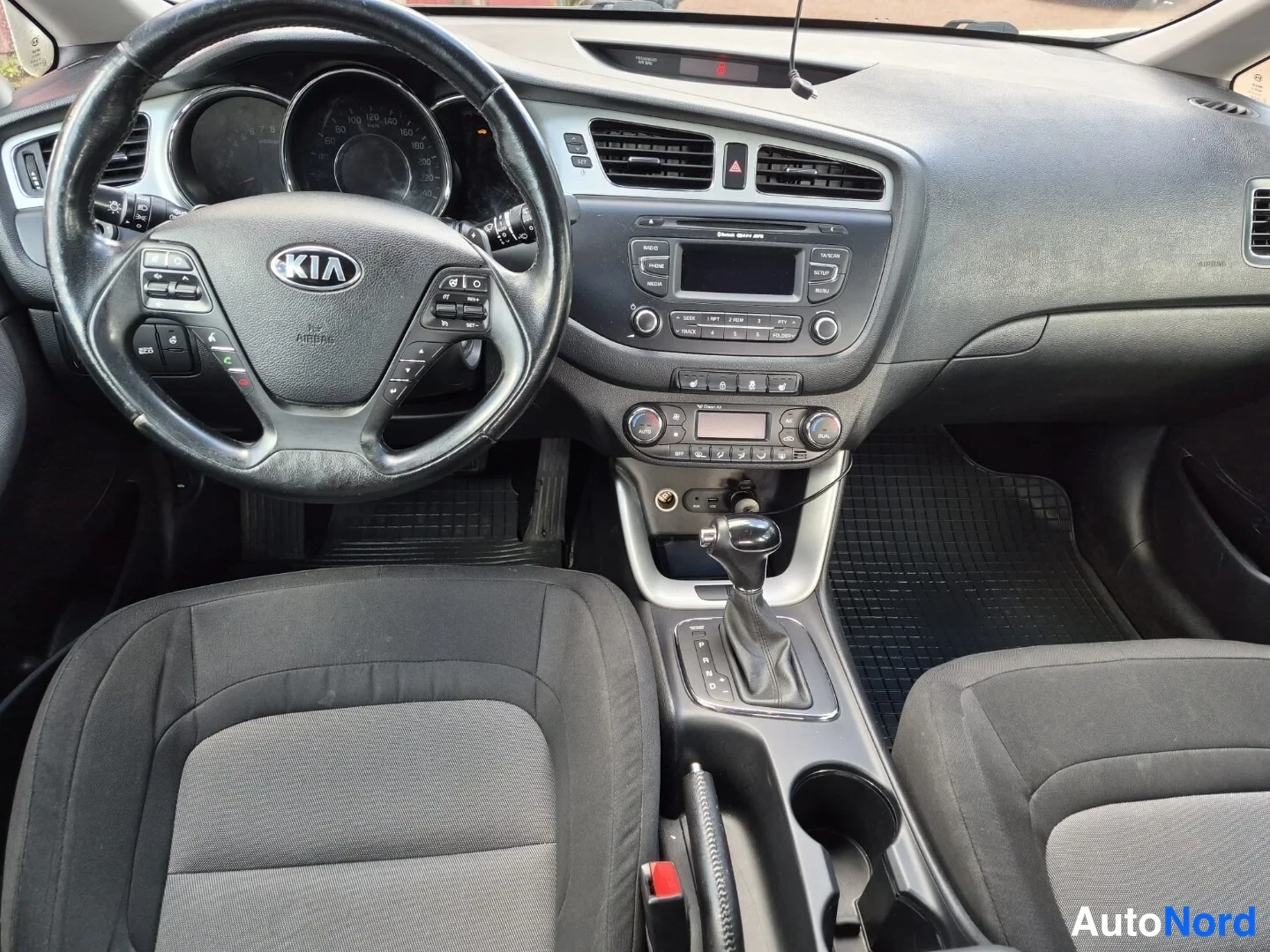 Beige Kia Ceed 2012, ohjaamo, kuva 11