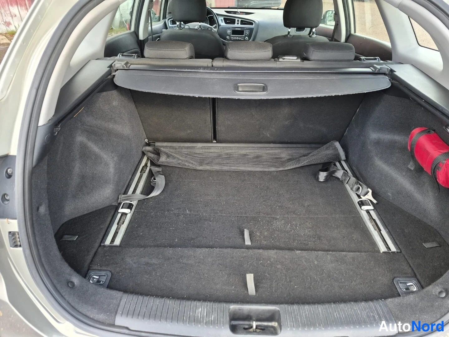 Beige Kia Ceed 2012, tavaratila, kuva 16