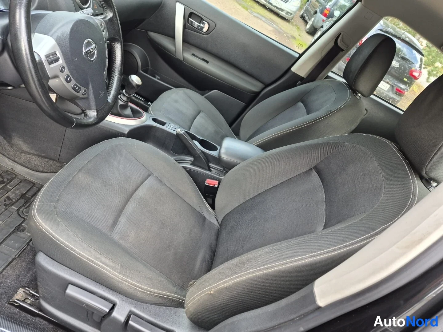 Musta Nissan Qashqai 2012, etuistuimet, kuva 13
