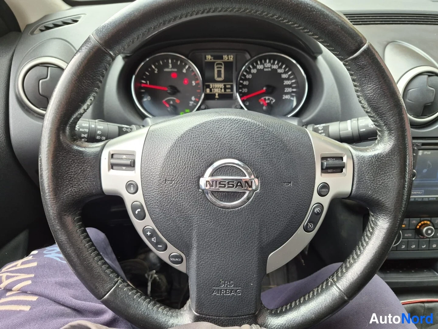 Musta Nissan Qashqai 2012, ohjaamo, kuva 11