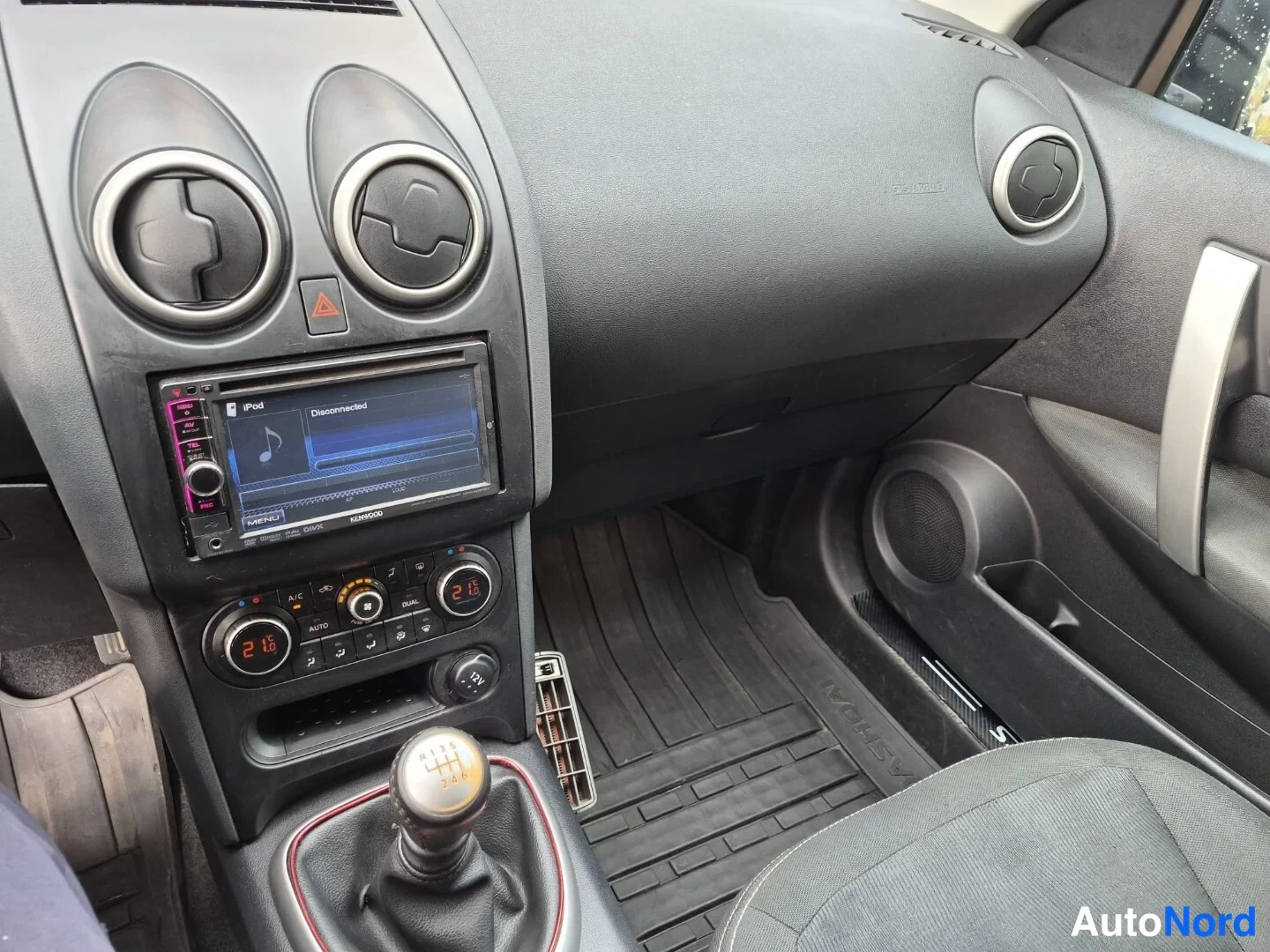 Musta Nissan Qashqai 2012, ohjaamo, kuva 12