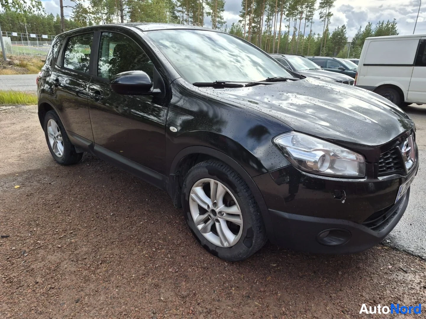 Musta Nissan Qashqai 2012, etuviisto, keula oikealle, kuva 2