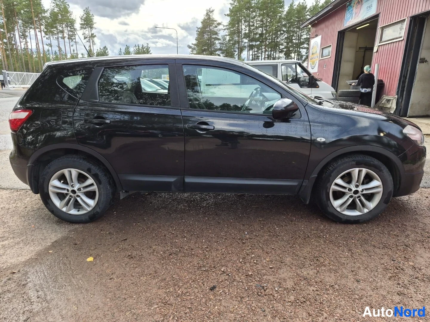 Musta Nissan Qashqai 2012, takaviisto, kuva 5