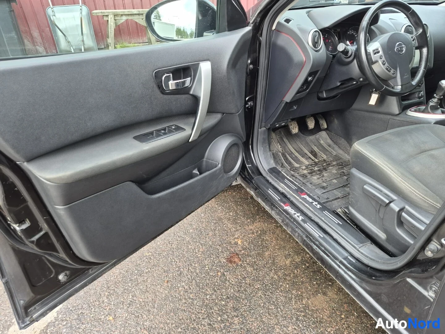 Musta Nissan Qashqai 2012, ohjaamo, kuva 9