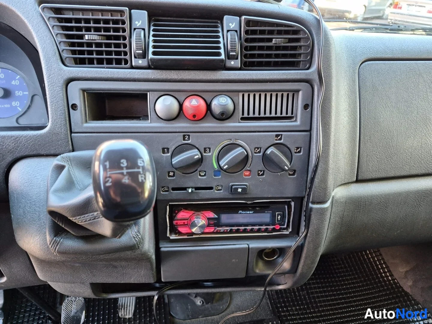 Punainen Fiat Ducato 2000, ohjaamo, kuva 13