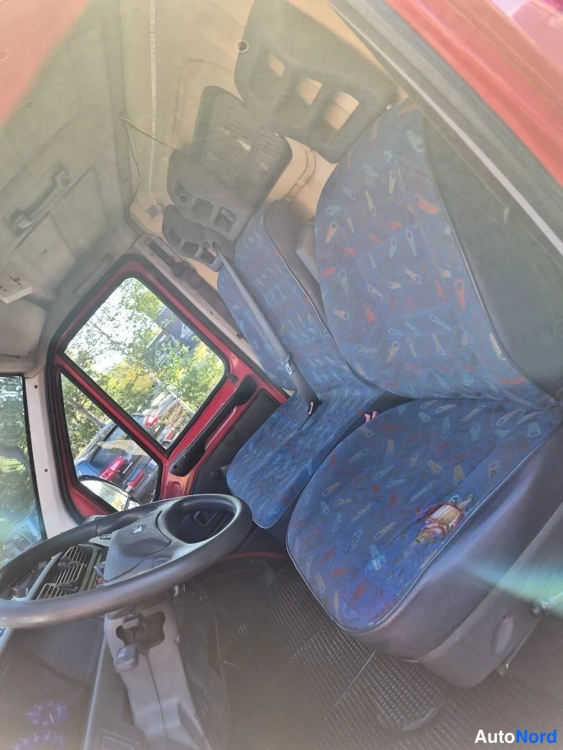 Punainen Fiat Ducato 2000, etuistuimet, kuva 17
