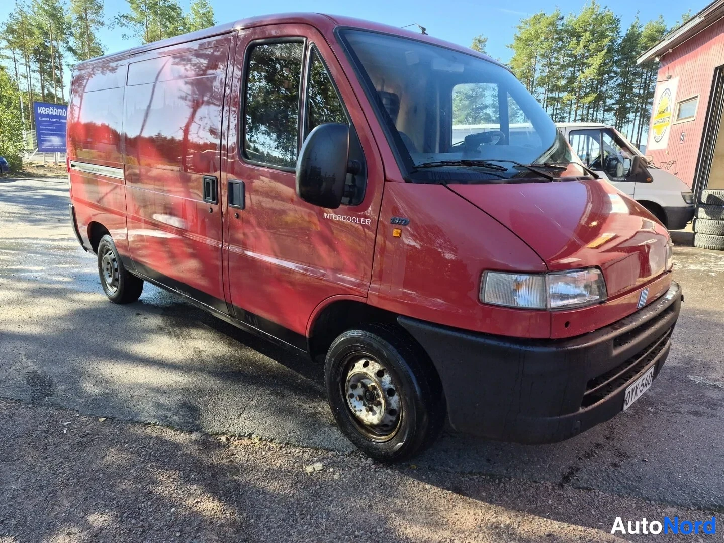 Punainen Fiat Ducato 2000, etuviisto, keula vasemmalle, kuva 2