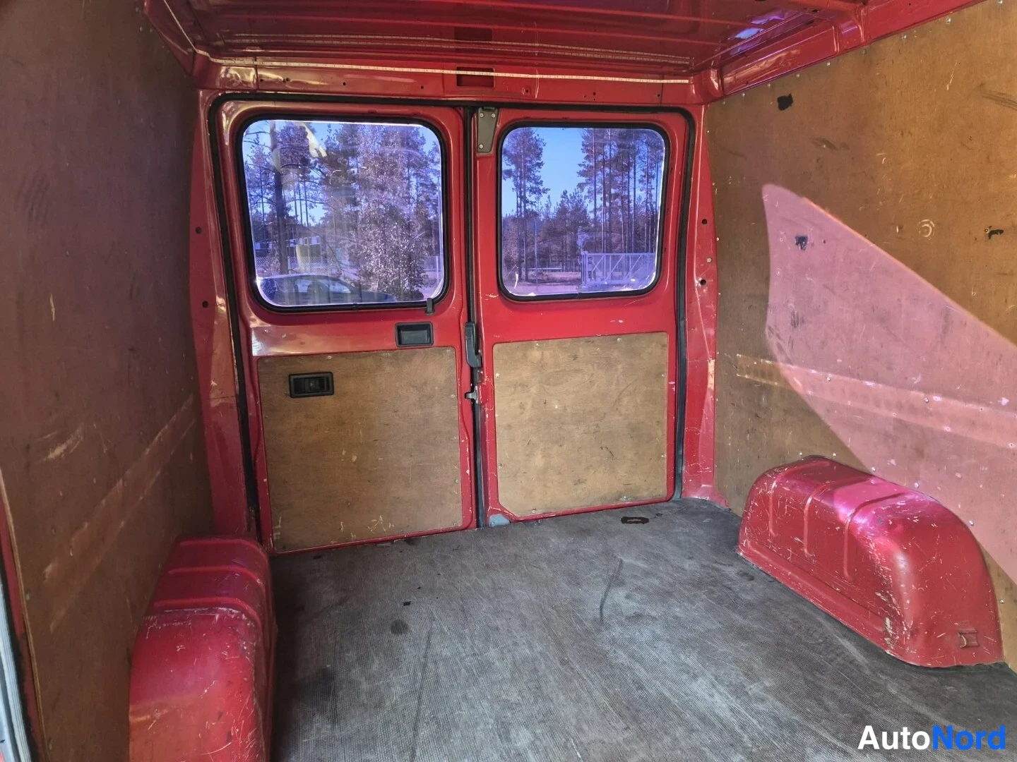 Punainen Fiat Ducato 2000, tavaratila, kuva 21