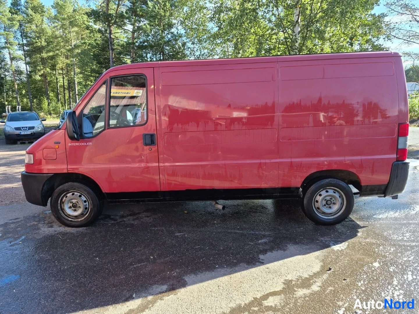 Punainen Fiat Ducato 2000, etuviisto, keula vasemmalle, kuva 3