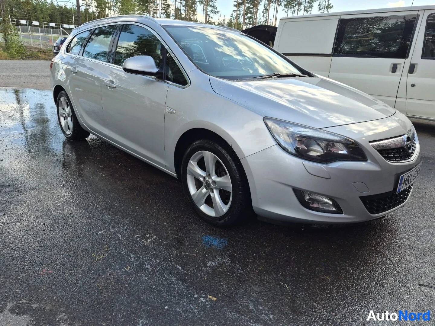 Harmaa Opel Astra SPORTS TOURER 2011, etuviisto, keula oikealle, kuva 3