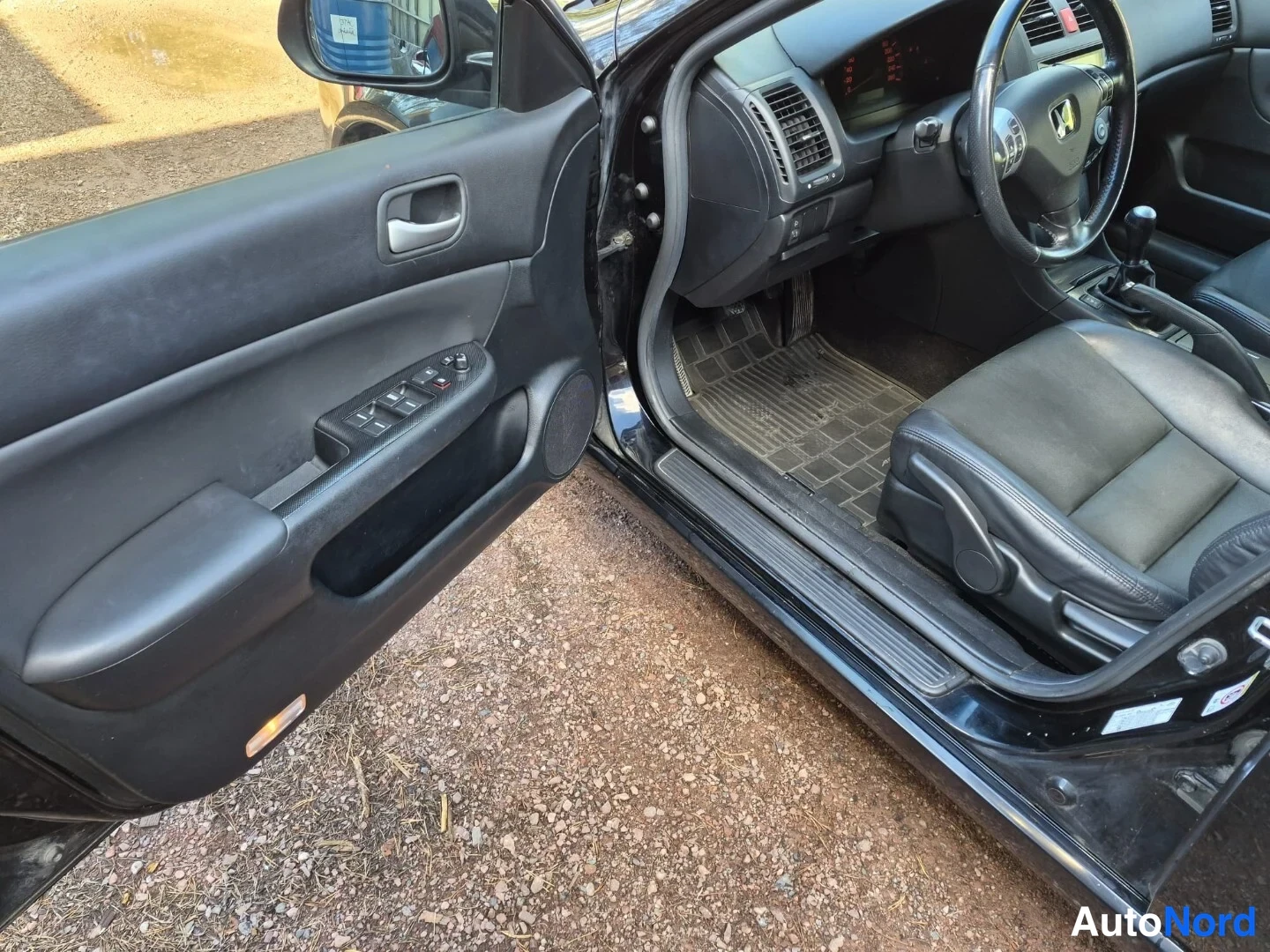 Musta Honda Accord 2005, ohjaamo, kuva 10